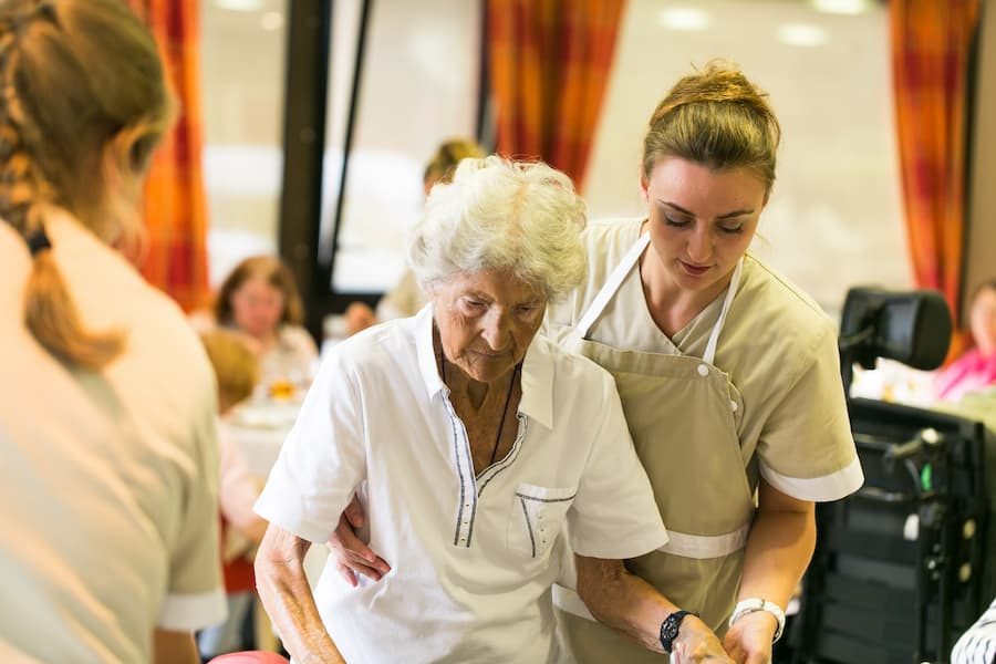 Soignantes aidant une résidente